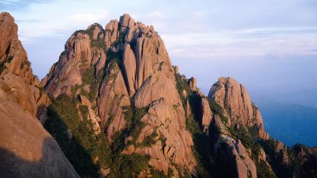 Majestic Rocky Peaks at Dusk wallpaper
