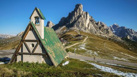Mountain Retreat Beneath Majestic Peaks wallpaper