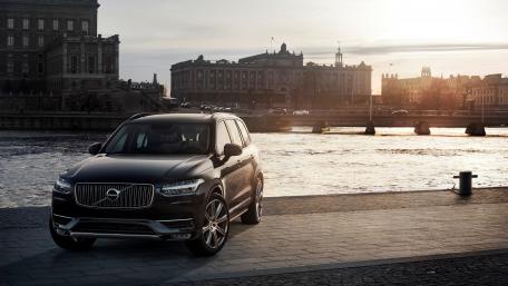 Sleek Volvo SUV by the Water at Sunset wallpaper