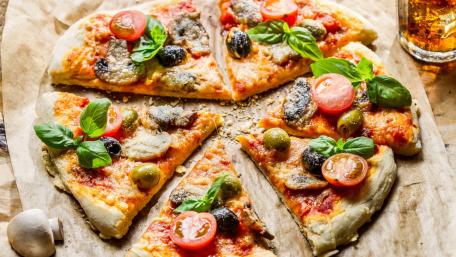 Deliciously Fresh Vegetable Pizza Wallpaper wallpaper