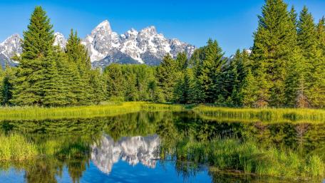 Serene Mountain Reflection in Tranquil Waters wallpaper