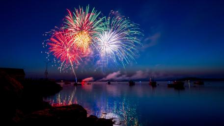 Vibrant Fireworks over Tranquil Waters wallpaper