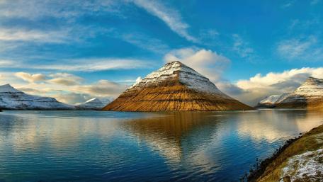 Majestic Mountain Reflected in Serene Waters wallpaper