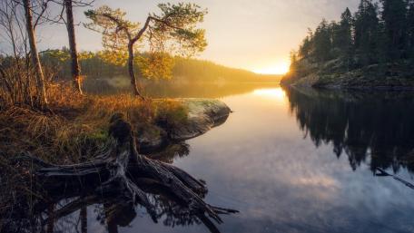 Serene Sunset Over Tranquil Lake Scene wallpaper