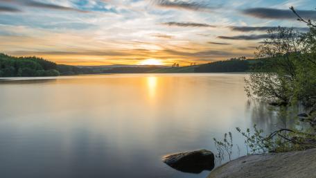 Serene Sunset Over Calm Waters wallpaper