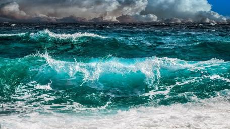 Vibrant Ocean Waves at Dusk wallpaper