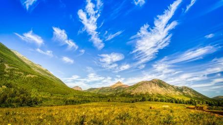 Majestic Mountains under a Vast Blue Sky wallpaper