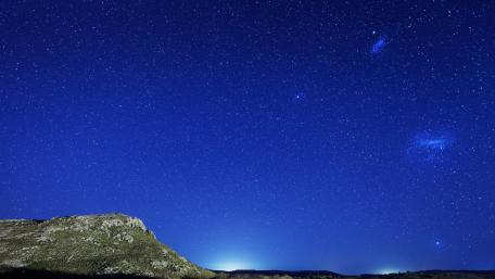 Starry Night Over Serene Hillside wallpaper