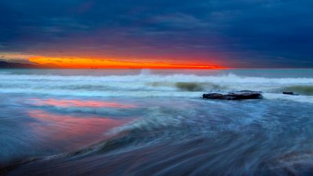 Vibrant Sunset over Ocean Waves wallpaper