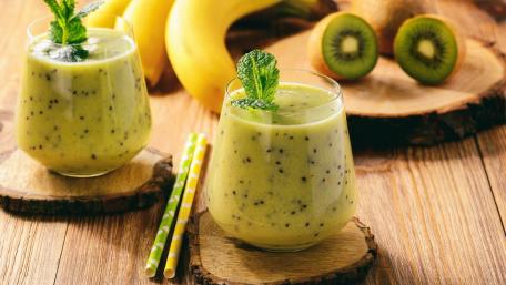 Refreshing Green Smoothie with Fruits and Mint Inspiration wallpaper