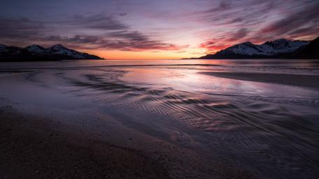 Serene Twilight Over Tranquil Waters wallpaper