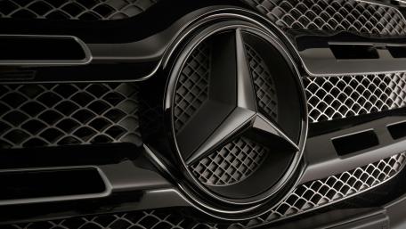 Sleek Design of a Mercedes Emblem wallpaper