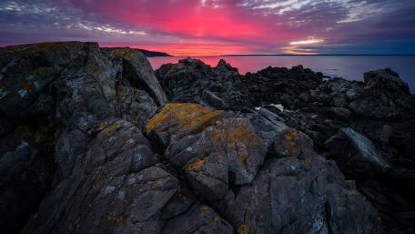 Majestic Sunset Over Rocky Shores wallpaper