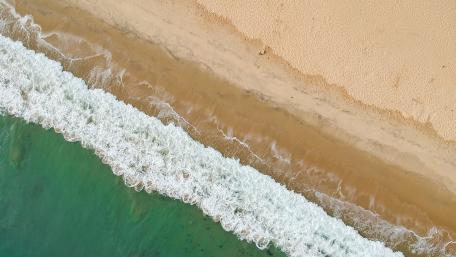 Serene Beach Waves Under Clear Sky wallpaper