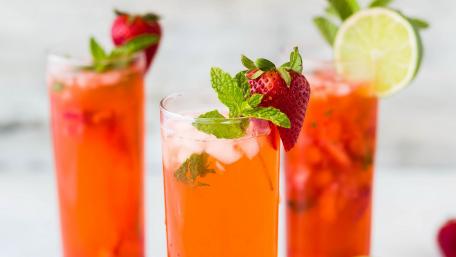 Refreshing Strawberry Lime Sparkler Wallpaper wallpaper