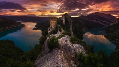 Majestic Sunset Over Serene Waters wallpaper