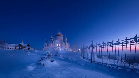 Winter Serenity in a Snow-Covered Cityscape wallpaper