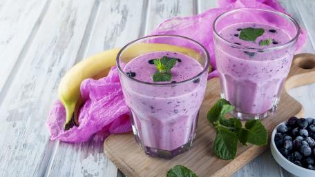 Refreshing Berry Banana Smoothie Delight wallpaper