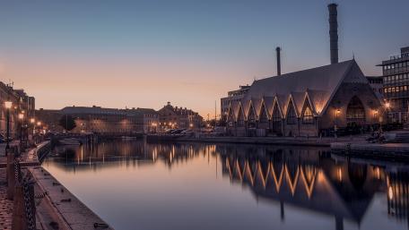 Serene Cityscape at Dusk with Reflections wallpaper