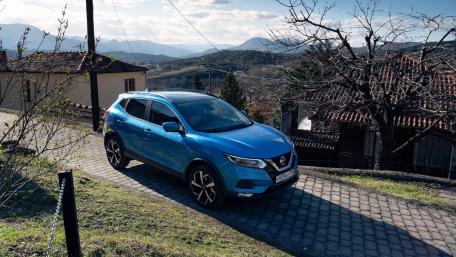 Vibrant Blue SUV Against a Scenic Mountain Backdrop wallpaper