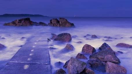 Serene Seascape at Dusk wallpaper