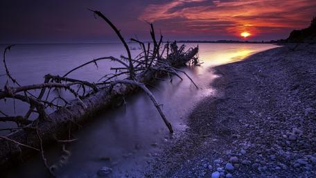 Enchanting Purple Sunset Over the Coastline wallpaper