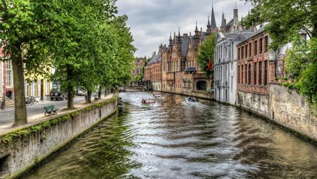 Serenity in the Canals of Bruges wallpaper
