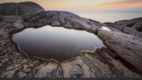 Serene Rocky Shoreline at Dusk wallpaper