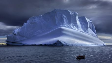 Majestic Iceberg in Tranquil Waters wallpaper