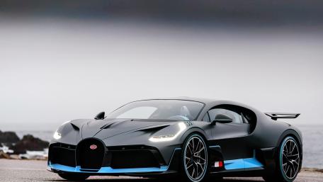 Sleek and Powerful Bugatti Hypercar Wallpaper wallpaper