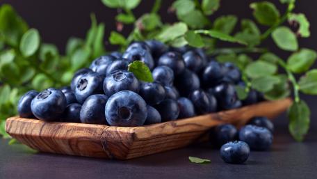 Juicy Blueberries on a Wooden Platter wallpaper