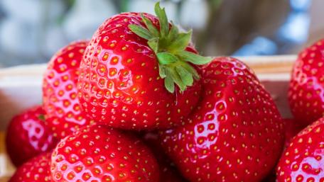 Vibrant Fresh Strawberries in a Basket wallpaper