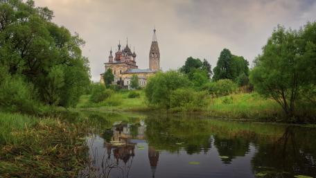Serene Reflections of an Ancient Temple wallpaper