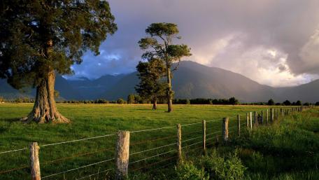 Tranquil Evening in the Mountains wallpaper
