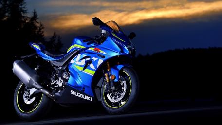 Vibrant Suzuki Sportbike Against Dramatic Sunset Sky wallpaper
