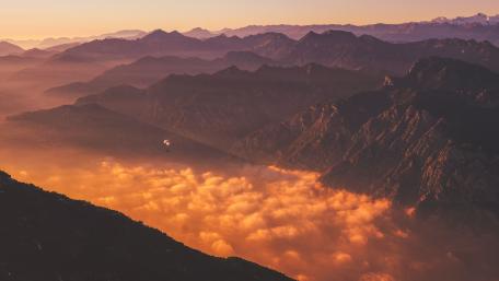 Majestic Mountain Sunrise Over Clouds wallpaper