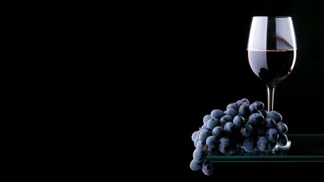 Elegant Red Wine and Grapes Display wallpaper