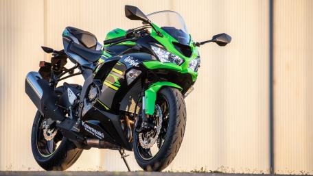Powerful Green Ninja Motorcycle Wallpaper for Enthusiasts wallpaper