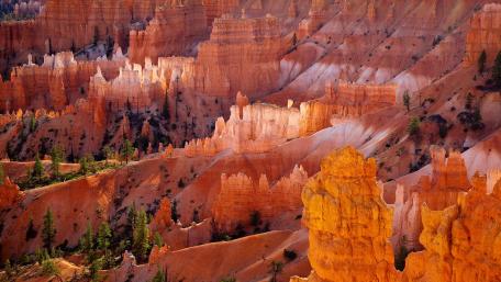 Majestic Hoodoos in Vibrant Landscape wallpaper