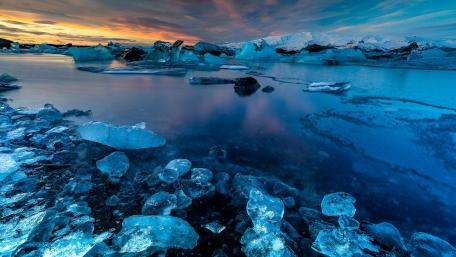 Serenity of Ice and Water in Nature's Palette wallpaper