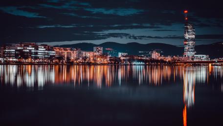 Urban Night Reflections in 4K Resolution wallpaper