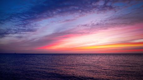 Serene Twilight Over the Ocean Surface wallpaper
