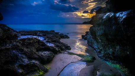 Tranquil Evening by the Shoreline wallpaper