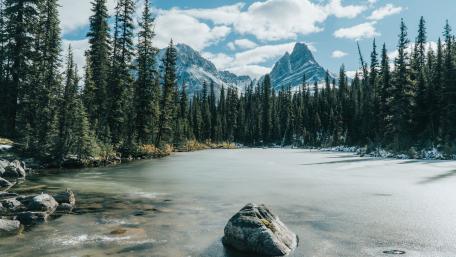 Majestic Mountain Reflection in Tranquil Waters wallpaper