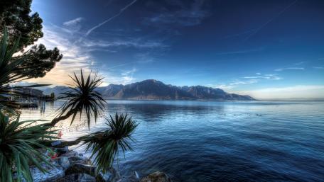 Majestic Lakeside Tranquility at Dawn wallpaper