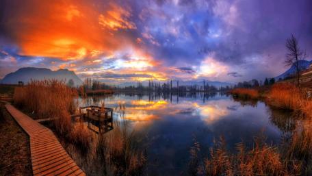 Serene Sunset over Tranquil Lake wallpaper