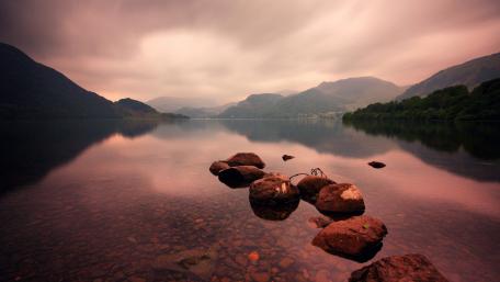 Tranquil Lake Reflection in Nature's Embrace wallpaper