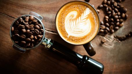 Barista's Art in 4K wallpaper