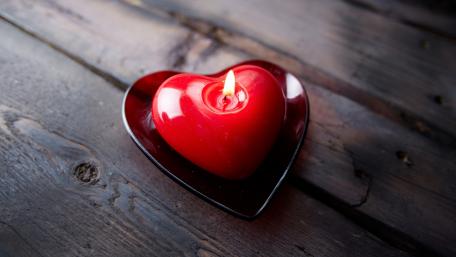 Heartfelt Candlelight for Romantic Moments wallpaper