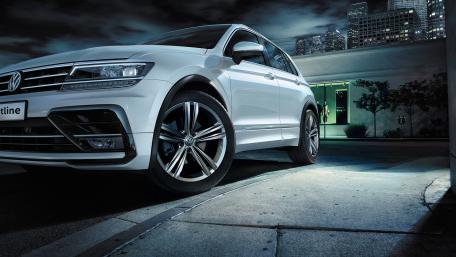 Sleek Volkswagen SUV Under City Lights wallpaper